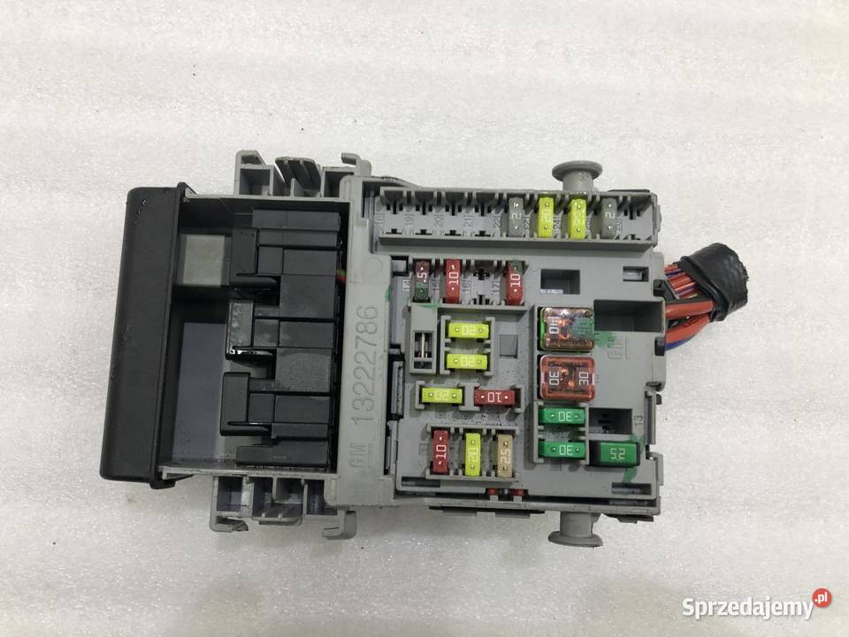 SKRZYNKA BEZPIECZNIKÓW OPEL INSIGNIA A 13222786 sprzedam