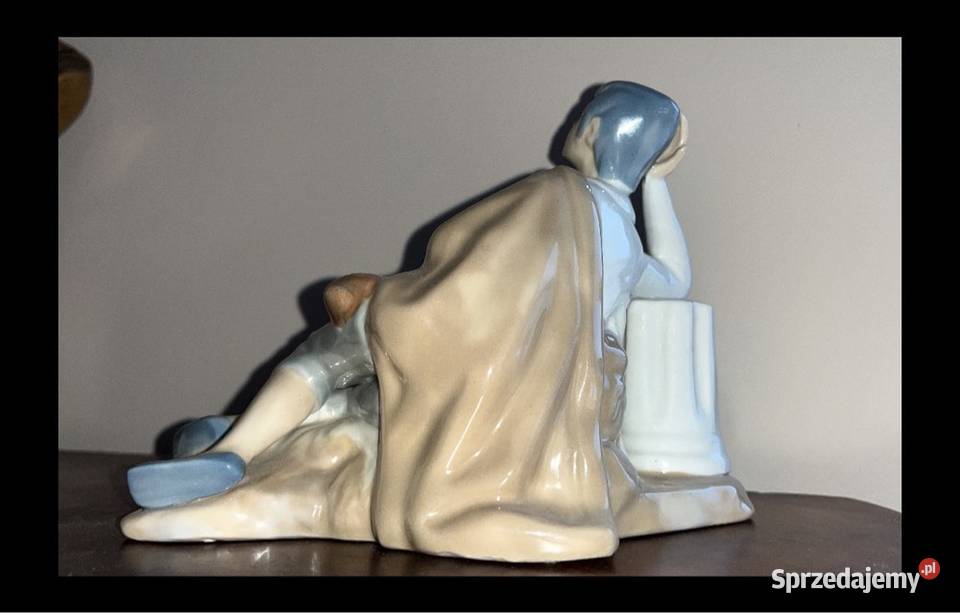 Figurka młodzieńca leżącego Casades Valencia Porcelana i szkło