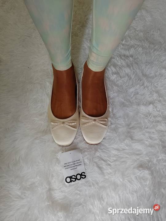 41 ASOS Kremowe baleriny wieczorowe z Londynu