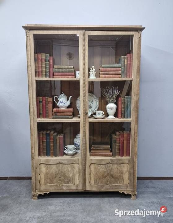 Orzechowa Biblioteka w Stylu Biedermeier