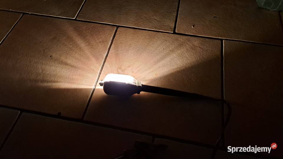 Lampka do oświetlenia kabiny silnika samochodu z Motoryzacja Leszno