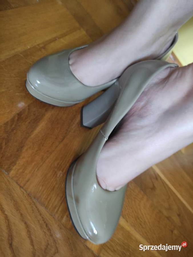 Sprzedam cieliste buty na koturnie