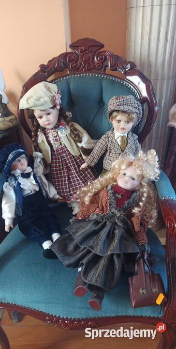 Lalka z kokardą we włosach i krzyżykiem Lalka Gdańsk