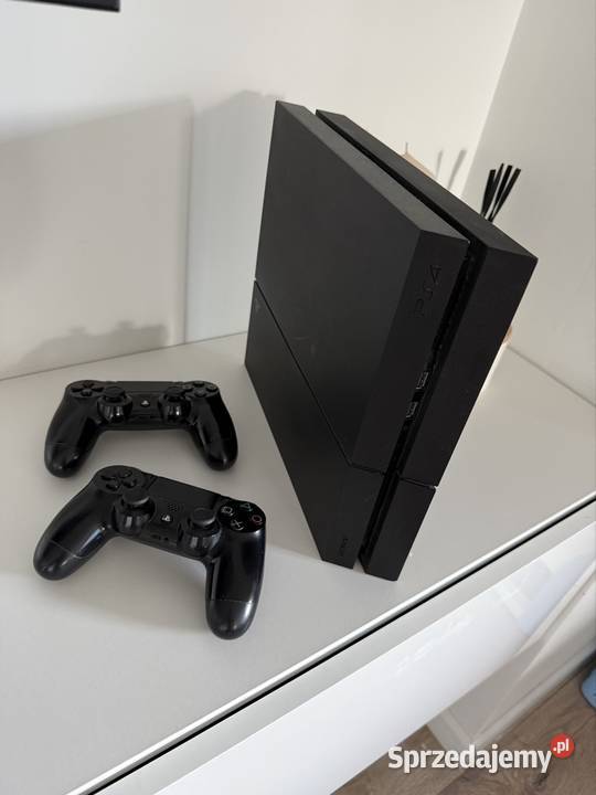 Play Station 4 4 1 TB 2 pady 8 gier pomorskie sprzedam