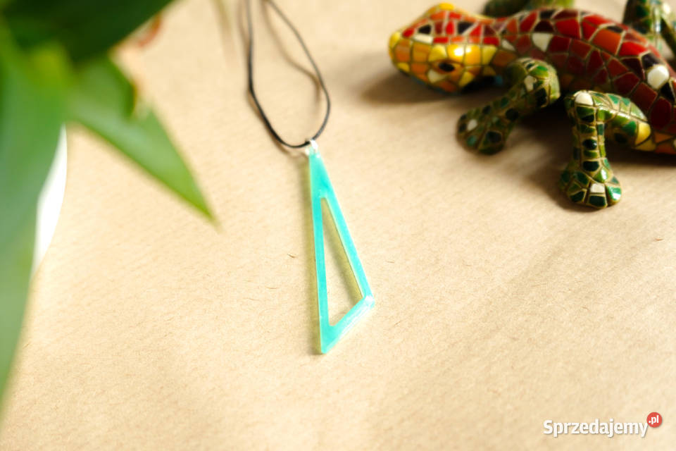 Turkusowy trójkątny wisiorek świecący w