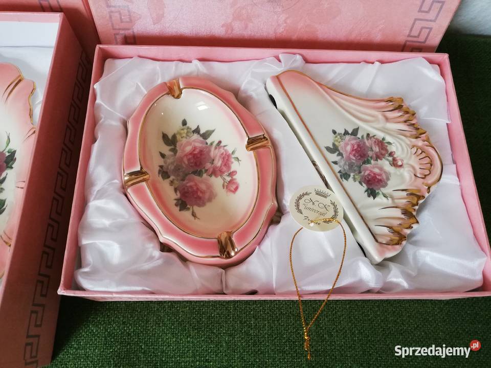 Stulistna róza na porcelanie