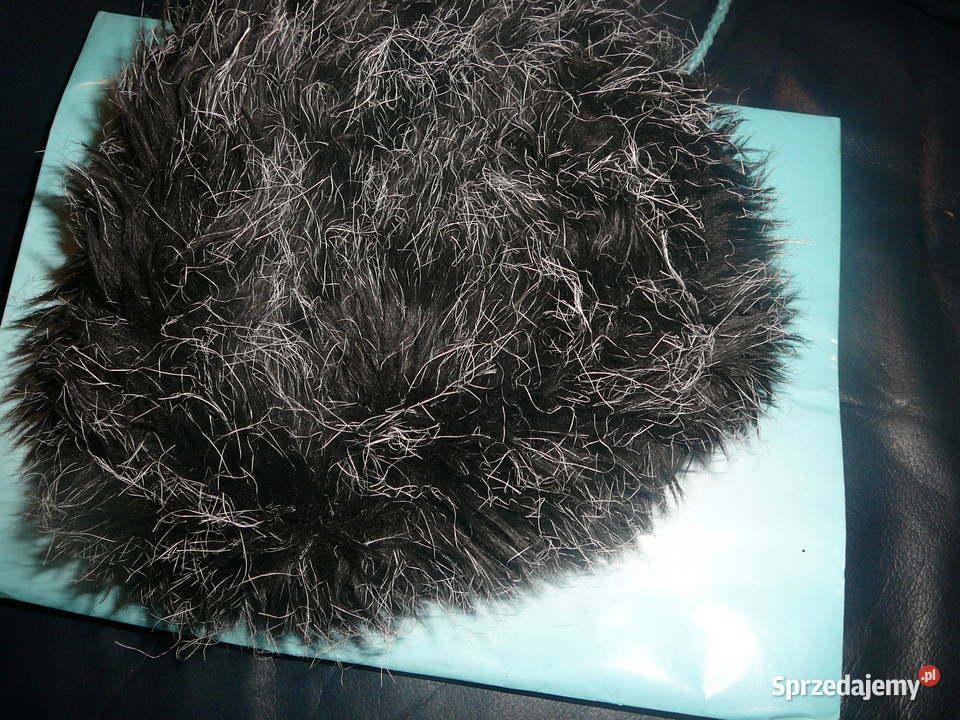 Zestaw czapka czarna futro chusta biała i szalik Wrocław