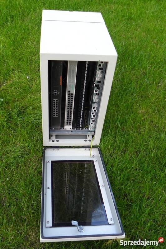 Szafa rack ze szklanymi drzwiami 2 huby 1 switch Części i akcesoria