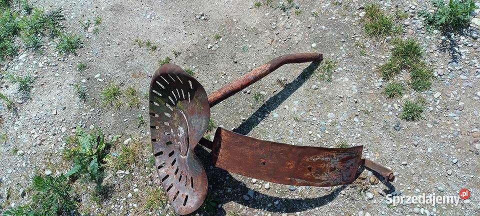 Stare metalowe siedzenie maszyny rolniczej Uniejów