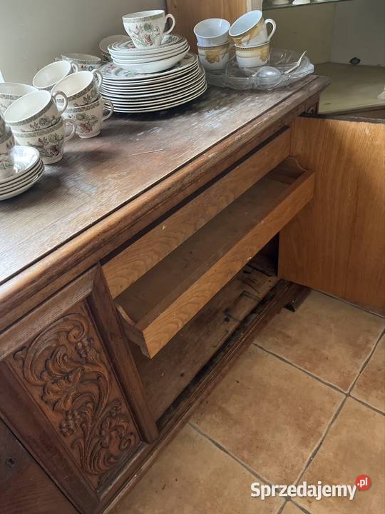 Komoda dębowa z pięknymi pasami rzeźb na pasach Meble Gdańsk