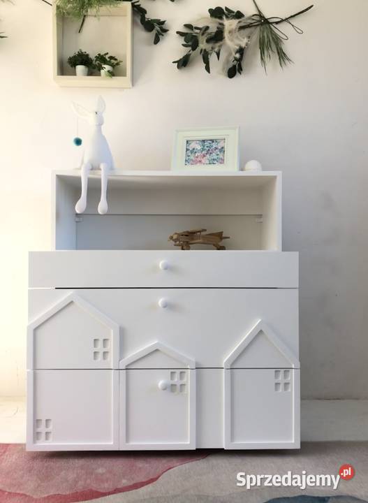 Mała komoda do pokoju dziecięcego z szufladami Brzuśnik