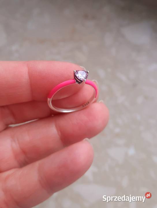 Nowy srebrny pierścionek pokryty emalią z różową Gdańsk