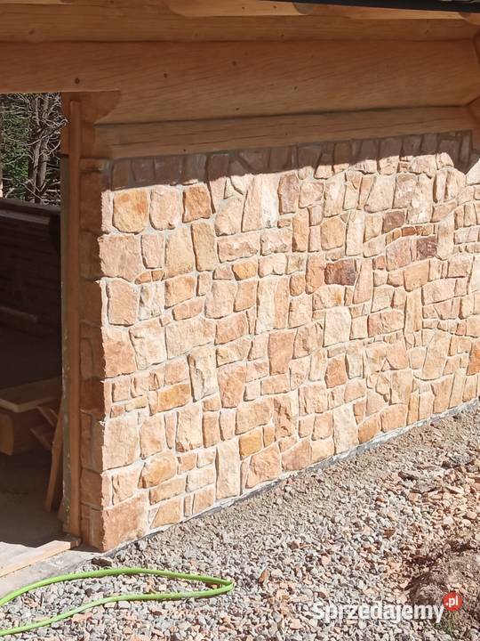 Kamień cegła płytki na elewację ścianę domu z Radomsko
