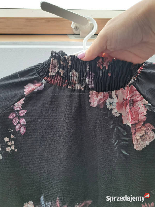 Czarna bluzka w kwiaty z marszczeniem szyi i Trąbki Wielkie