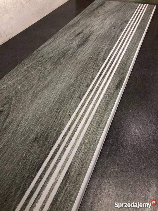 Szare drewnopodobne płytki na schody 100x300 Łask