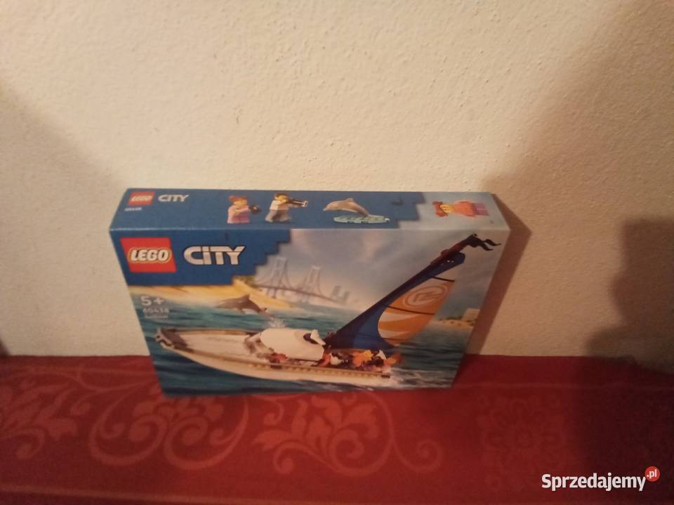 Lego city żaglówka 60438 pływa wodzie