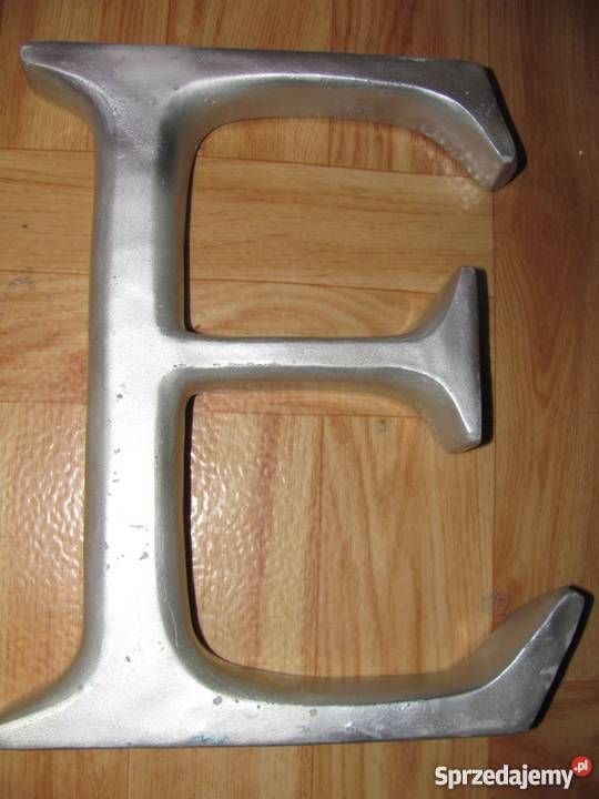 napis LOVE 23 wysokości liter odcienie szarości Zamość