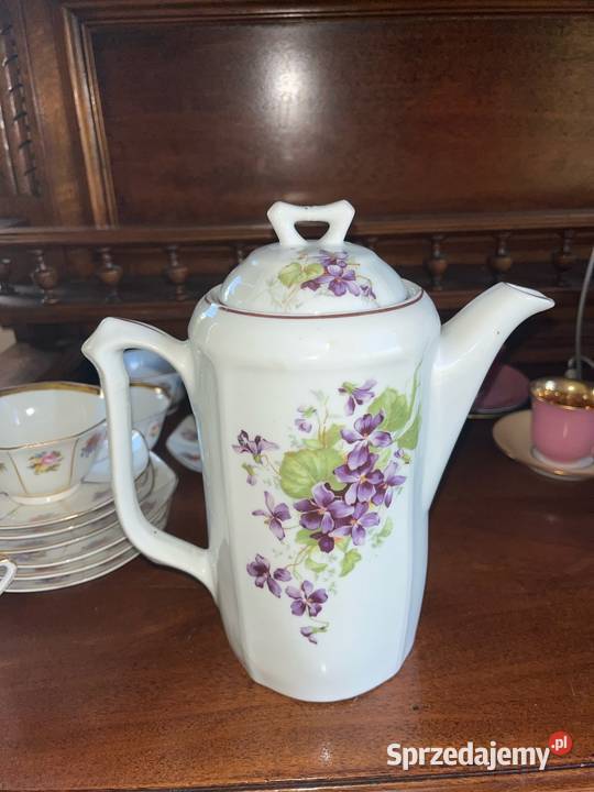 Dzbanek z fiołkami 19181938 r Chodau Chodov Porcelana i szkło pomorskie Gdańsk