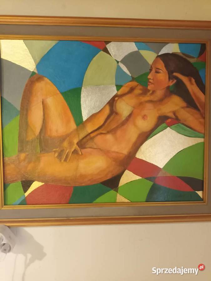 Akt kobiety w kolorstycznym otoczeniu złociste