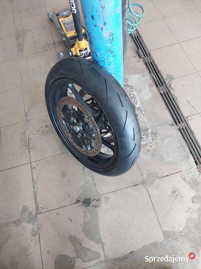 Triumph street triple765 rs 2023r nowe opony kupiony w polskim salonie Cynków