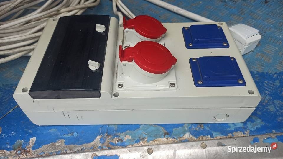 Rozdzielnia budowlana z kablem
