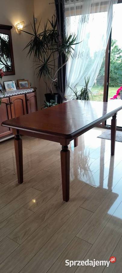 Elegancki stół drewniany