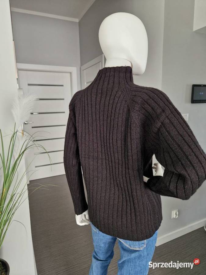 Czarny sweter ze stójką Nowogard