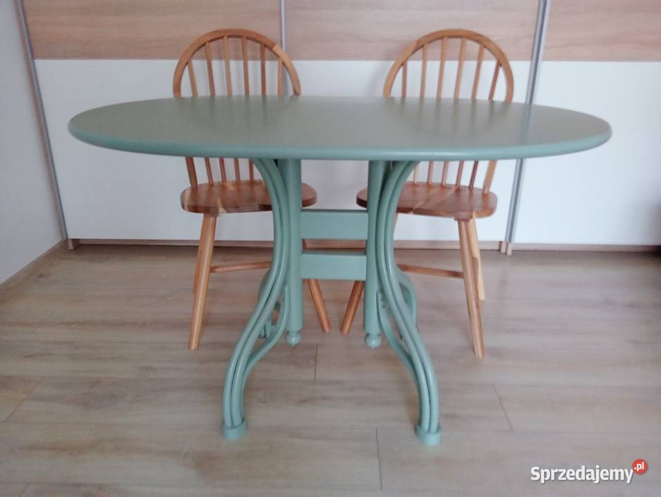 Stół owalny w nowoczesnej kuchni Wrocław