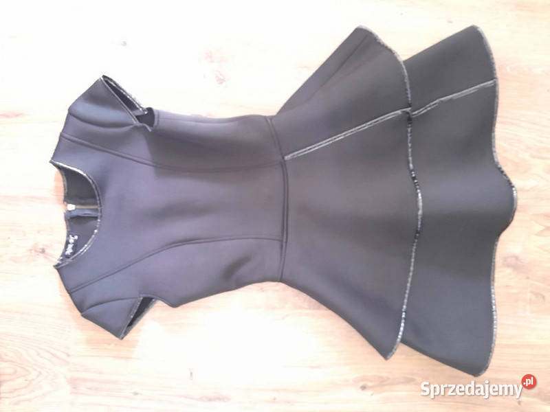 Czarna sukienka piankowa z lakierkową oblamowką Z falbankami  Sosnowiec