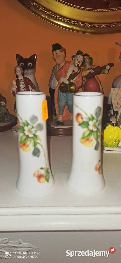 Wazonik wazon Białe szkło Piękna gałązka wiśni pomorskie