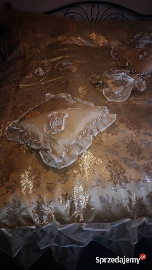 Dekoracyjna królewska narzuta z poduszkami na Brwinów