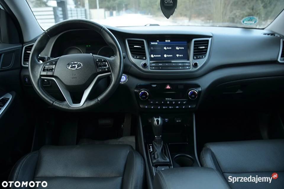 Hyundai Tucson 20 CRDI 4WD Automatik Premium biały Niwy