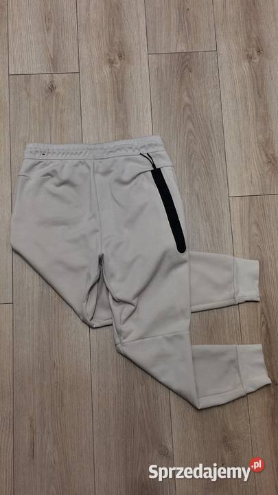 Beżowe spodnie dresowe Nike Tech Fleece