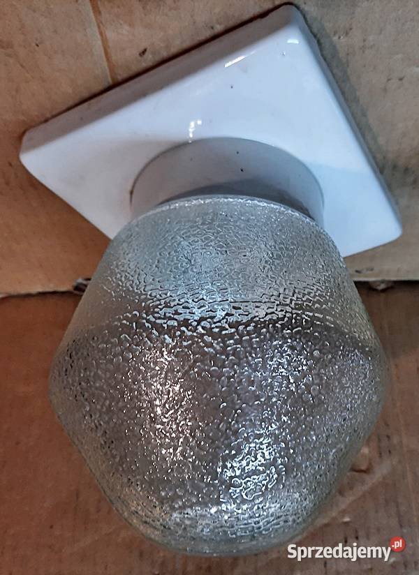 Lampa z oprawą porcelanową naścienna E 27 z lat Ostrów Wielkopolski