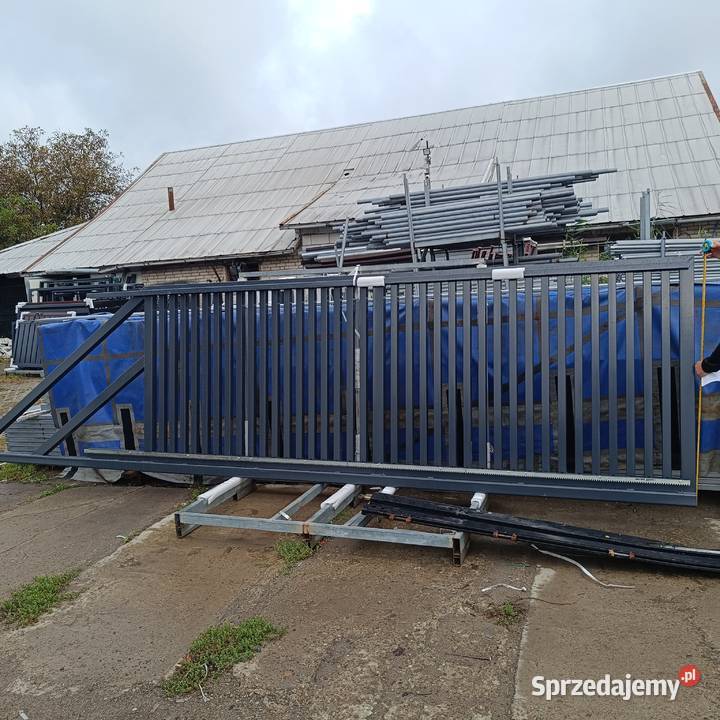 Brama przesuwna z wypełnieniem panelowym