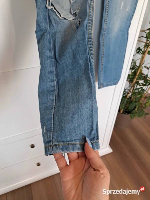 Jasnoniebieskie jeansy damskie z przetarciami i pomorskie Trąbki Wielkie