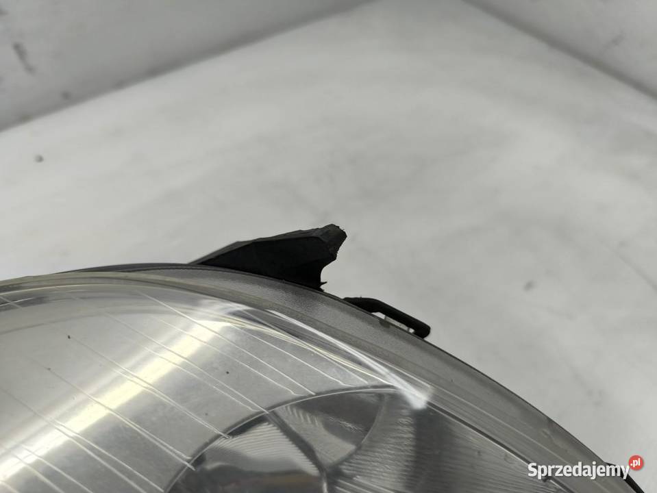 LAMPA PRAWY PRZÓD TOYOTA AVENSIS II T25 18 osobowe