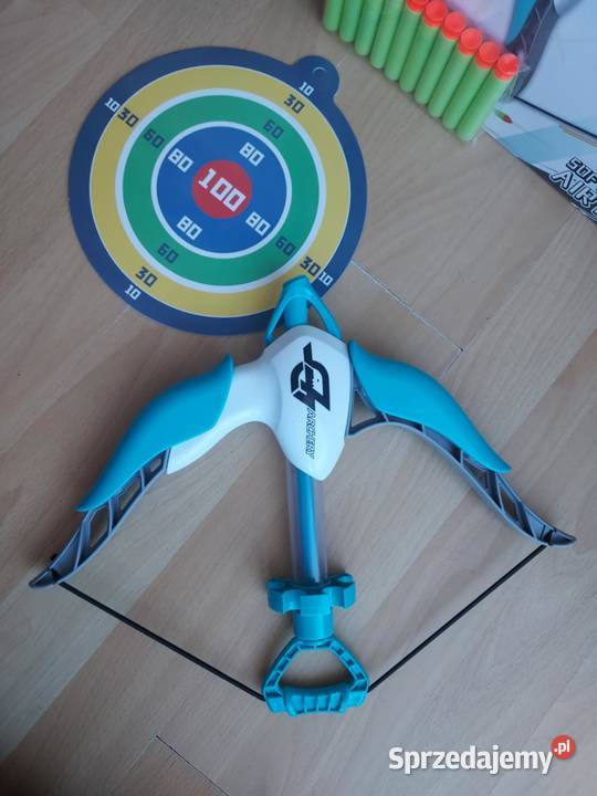 Łuk dzieci z tarczą i piankowymi strzałkami