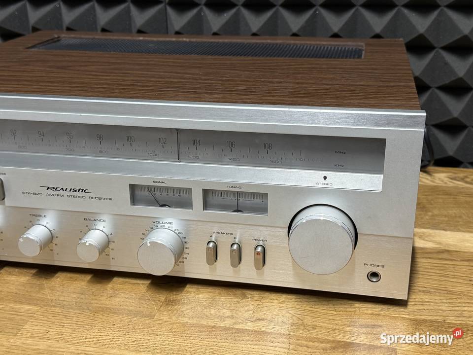 Amplituner Realistic STA820
