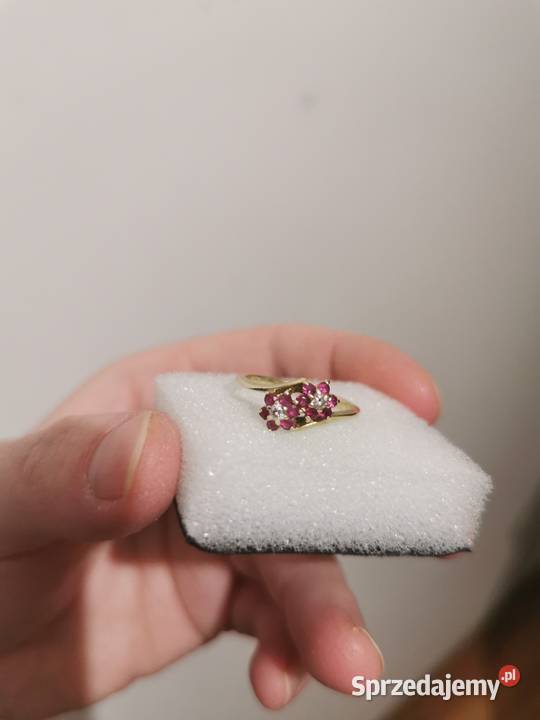 Złoty pierścionek 585 naturalne rubiny i Małogoszcz