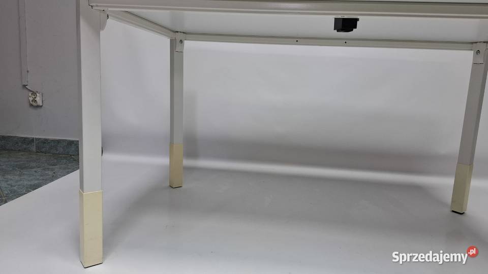 Biurko proste Kinnarps 140x80 białe z gniazdem