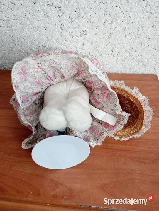 miś w ubranku na stojaku kolekcjonerski