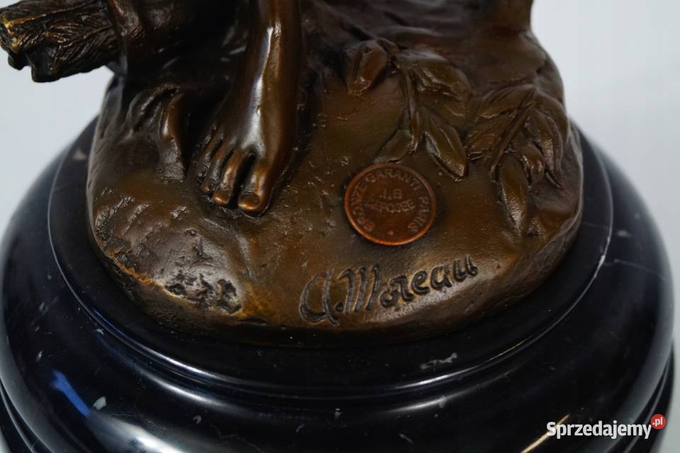 Amor z łukiem symbol miłości figura z brązu Gizałki