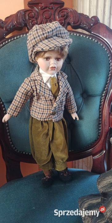 Lalka z kokardą we włosach i krzyżykiem Lalka sprzedam