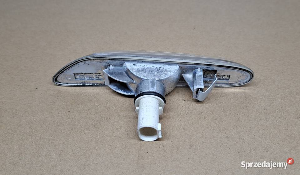 MIGACZ KIERUNKOWSKAZ W BŁOTNIK LEWY BMW E60 E61 lewe Mielęcin