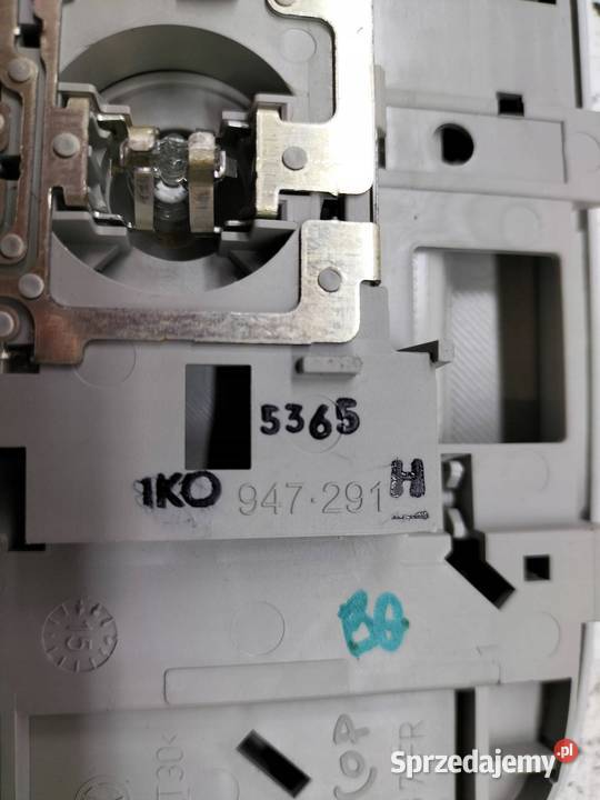LAMPKA PODSUFITKI SCHOWEK NA OKULARY USA VW