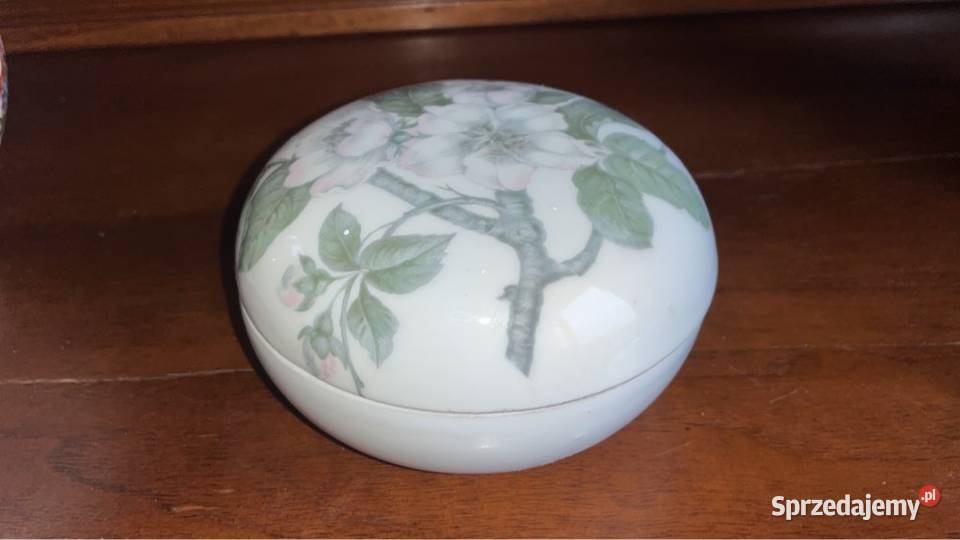 Bombonierka Cudny dekor na białej porcelanie Bez