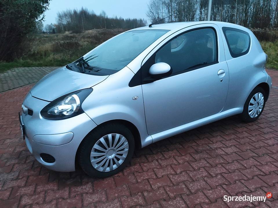 10 benzyna klimatyzacja elektryka opony zimowe Rok produkcji 2009