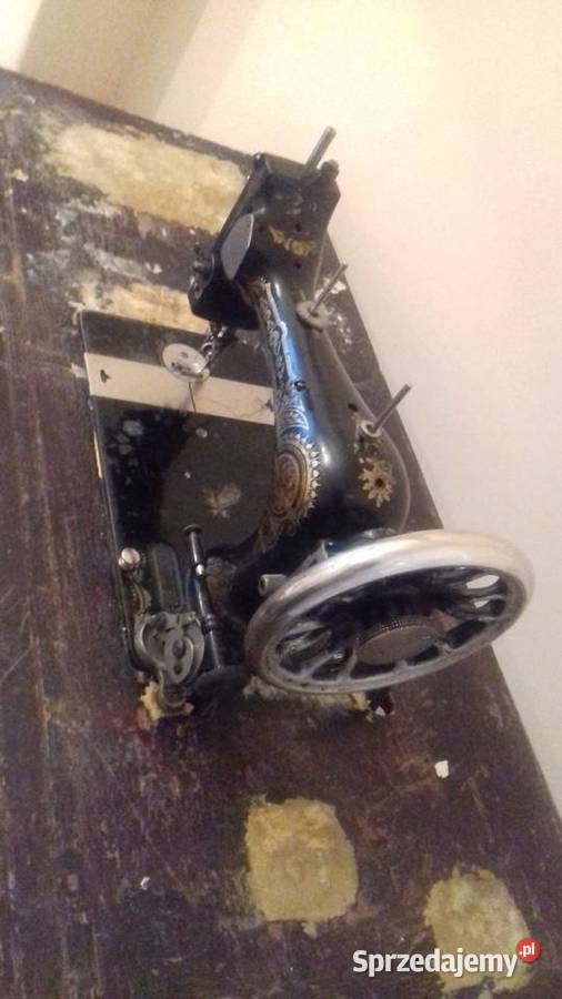 Zabytkowa maszyna do szycia z żeliwną podstawą