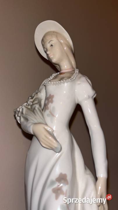 Piękna wysoka figurka dziewczyny z bukietem Bez Gdańsk